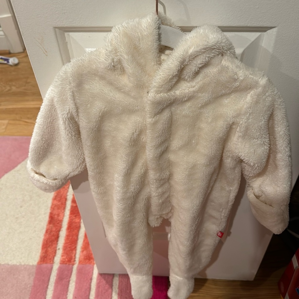 Like NEW Magnetic Me Pram ivory. 3-6 months